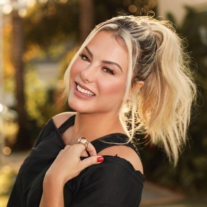 Mulher de Leonardo e mãe de Zé Felipe, Poliana Rocha também conquistou os próprios fãs por conta do trabalho como influenciadora digital. No Instagram, ela tem mais de 2,6 milhões de seguidores e, por lá, compartilha um pouco da rotina em família, além de dividir dicas de beleza e bem-estar. Aos 45 anos, Poliana chama atenção pela beleza e jovialidade e já foi até confundida com affair do filho; confira mais sobre a famosa 