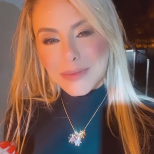 Poliana Rcha com seu novo colar