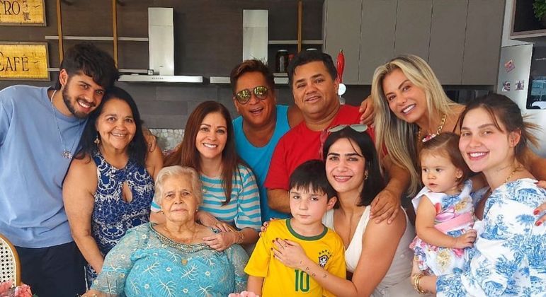 Poliana Rocha posta foto com a família após polêmica