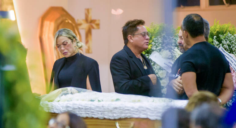 Leonardo, acompanhado de Poliana Rocha, chega para o velório da mãe, Carmem Costa