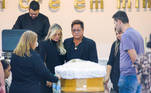 Leonardo, Poliana Rocha e Pedro Leonardo velam o corpo de Carmem Costa, a matriarca da família