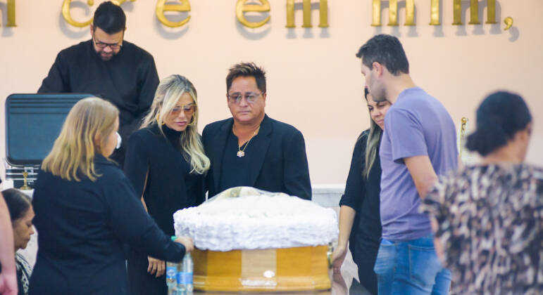 Leonardo, Poliana Rocha e Pedro Leonardo velam o corpo de Carmem Costa, a matriarca da família