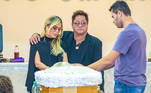 Leonardo, Poliana Rocha e Pedro Leonardo velam o corpo de Carmem Costa, a matriarca da família