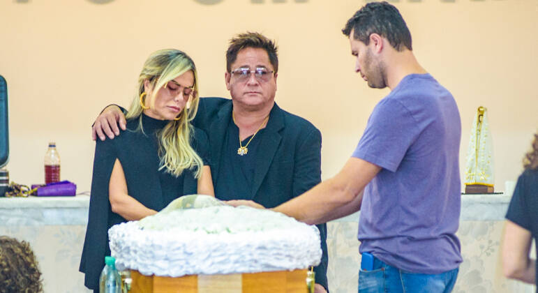 Leonardo, Poliana Rocha e Pedro Leonardo velam o corpo de Carmem Costa, a matriarca da família