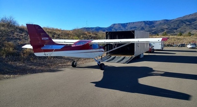 Polícia de Cottonwood, nos EUA, busca por avião roubado de aeroporto local