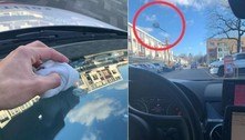 Policial monitora balão espião pelo vidro do carro, mas era cocô de ave