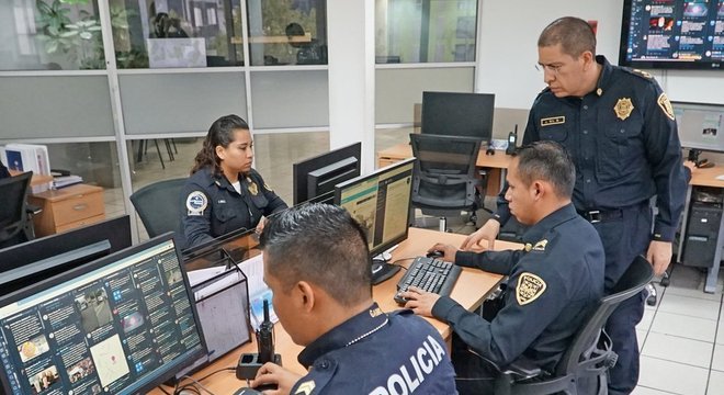 Jose Gil, vice-ministro de InformaÃ§Ãµes e InteligÃªncia CibernÃ©tica na Cidade do MÃ©xico, supervisiona sua equipe 