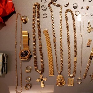 Cordões, colares e anéis de ouro foram recolhidos durante operação policial
