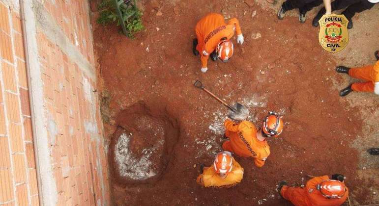 Corpo de Bombeiros Militar do DF realizando buscas em quintal de cativeiro em Planaltina (DF)
