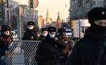 A polícia ergueu barreiras de metal ao redor da Praça Pushkinskaya, em Moscou, antes de um protesto não autorizado contra a invasão da Ucrânia pela Rússia