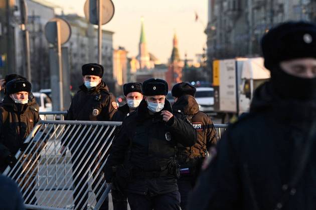 A polícia ergueu barreiras de metal ao redor da Praça Pushkinskaya, em Moscou, antes de um protesto não autorizado contra a invasão da Ucrânia pela Rússia