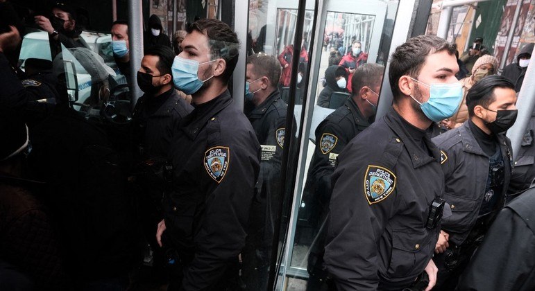 Polícia de Nova York bateu o recorde da pandemia de policiais afastados por motivos de saúde