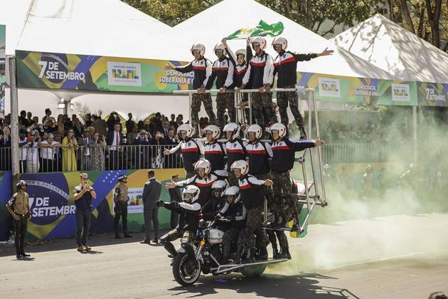 Polícia do Exército durante a tradicional atração da 'pirâmide humana', em 2023