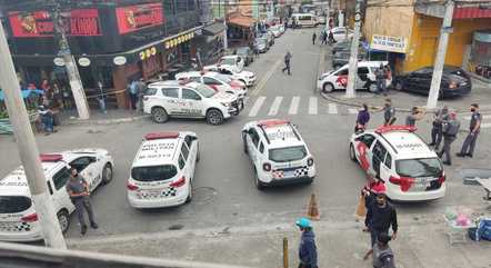 Polícia em frente a supermercado onde ocorreu assalto