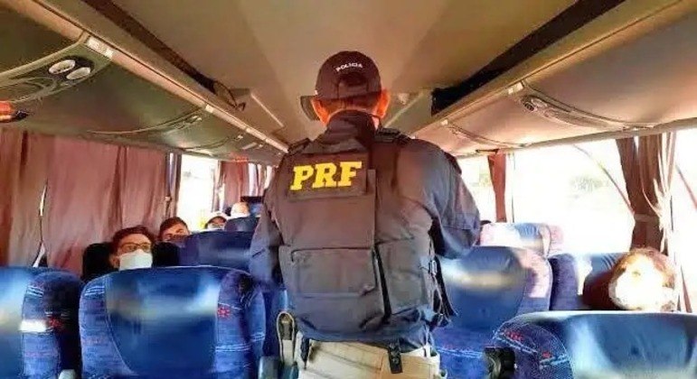 Policial Rodoviário Federal entra em ônibus para apurar denúncia de importunação sexual