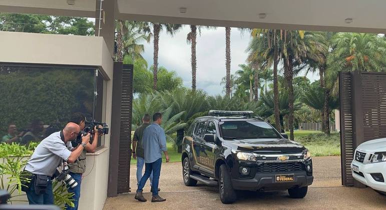 Polícia Federal cumpre mandado de busca e apreensão na casa de Ibaneis Rocha