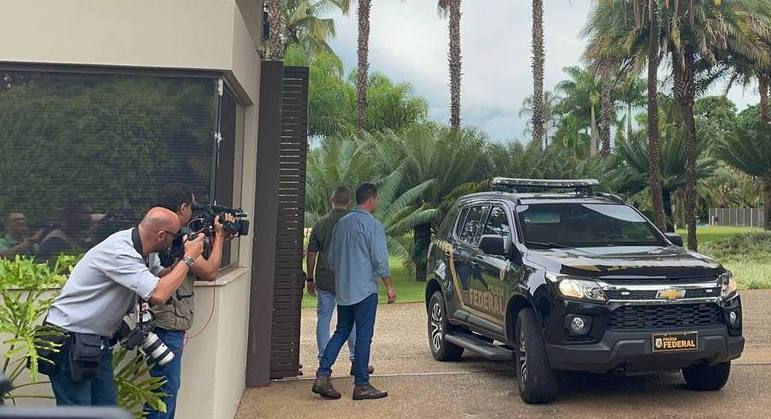 Polícia Federal cumpre mandados de busca e apreensão na casa de Ibaneis Rocha