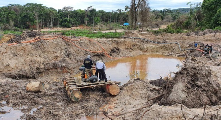 Polícia Federal deflagra Operação Alfeu para combater garimpo ilegal em terra indígena, em maio de 2020
