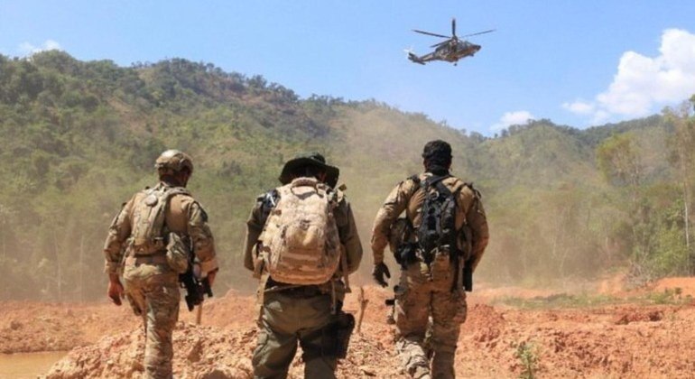 Policiais federais durante operação contra garimpo ilegal na Terra Yanomami