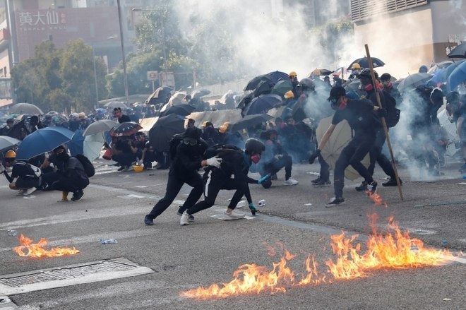 Manifestantes antigoverno entraram em confronto com a polícia de Hong Kong nesta terça-feira (1º), enquanto a China celebra o 70º aniversário da fundação da República Popular. As informações são da agência de notícias Reuters