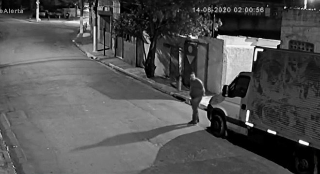 Sargento foi visto escondendo um objeto parecido a uma arma 
nas mãos