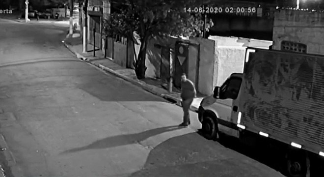 Sargento aparece no vídeo escondendo objeto parecido com arma nas mãos
