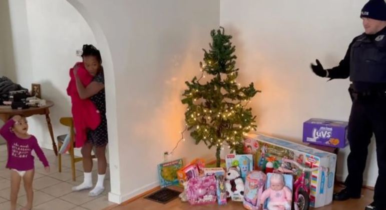 Policiais levam brinquedos para família que teve presentes roubados na véspera de Natal
