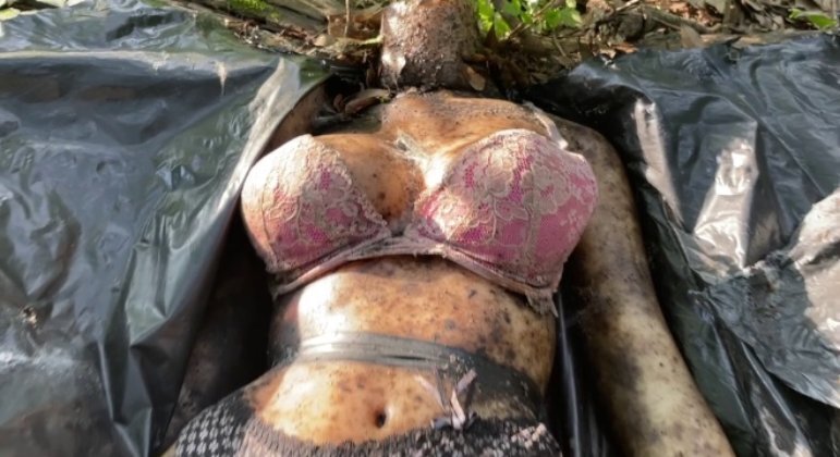 Polícia foi chamada para investigar corpo desmembrado, mas uma encontrou boneca com lingerie