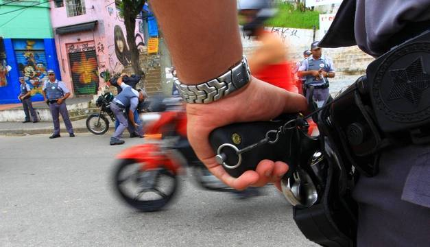 Lei prevê proteção integral a policiais civis e militares em SP
