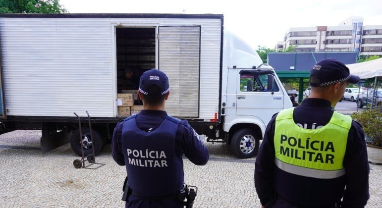 Polícia Militar do DF faz escolta de urnas eletrônicas para os locais de votação