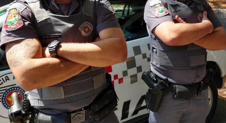 Policiais com coletes de proteção incorporados ao uniforme: violência normalizada