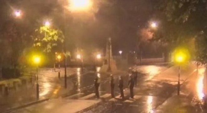 Câmera flagra policiais de Londres atravessando a faixa de Abbey Road