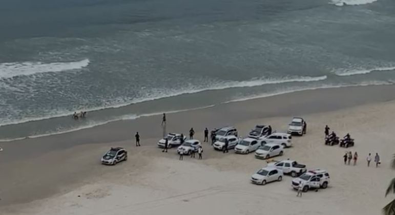 Polícia invade praia de Pitangueiras, no Guarujá, para retirar banhistas das areias