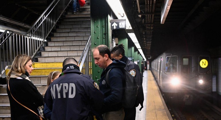 Suspeito de atirar contra passageiros dentro do metrô de Nova York ainda não foi localizado pela polícia