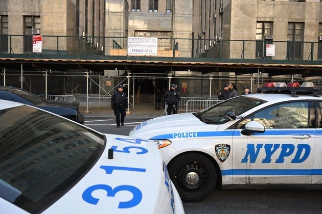 O prédio da promotoria pública, em Nova York, também tem reforço policial. Donald Trump irá para esse local quando chegar à cidade