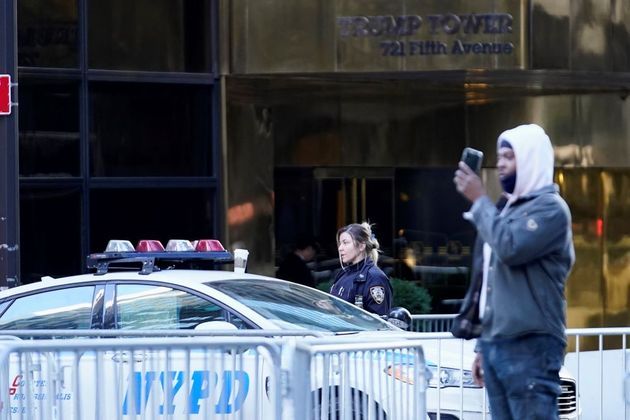 Próximo da Trump Tower estão vários policiais e viaturas, além de cercas que impedem a aproximação de pessoas