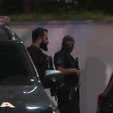 Preso consegue puxar arma da cintura de policial, mas acaba morto (Reprodução/Record - 06.12.2023)