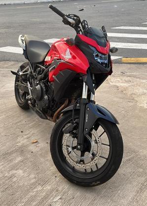Uma moto roubada foi apreendida
