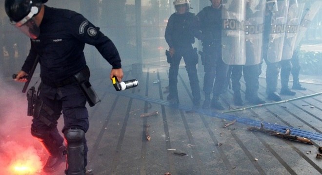 Policiais jogaram bombas de gás lacrimogêneo nos estudantes