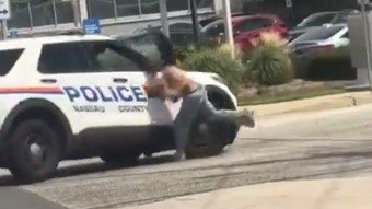 Vídeo: policiais atropelam mulher que apontava uma arma para o entorno em Long  Island (NY) - Notícias - R7 Internacional