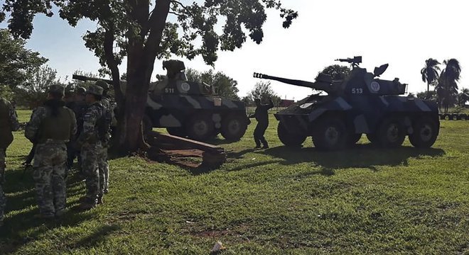 Policiais atuando em busca de fugitivos no Paraguai