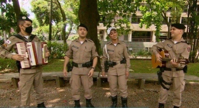 Policiais homenagearam cantora em praça de Belo Horizonte
