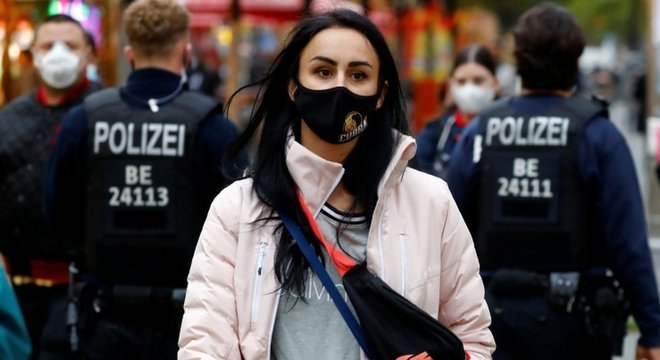 Policiais checam se pessoas usam máscaras nas ruas da Alemanha