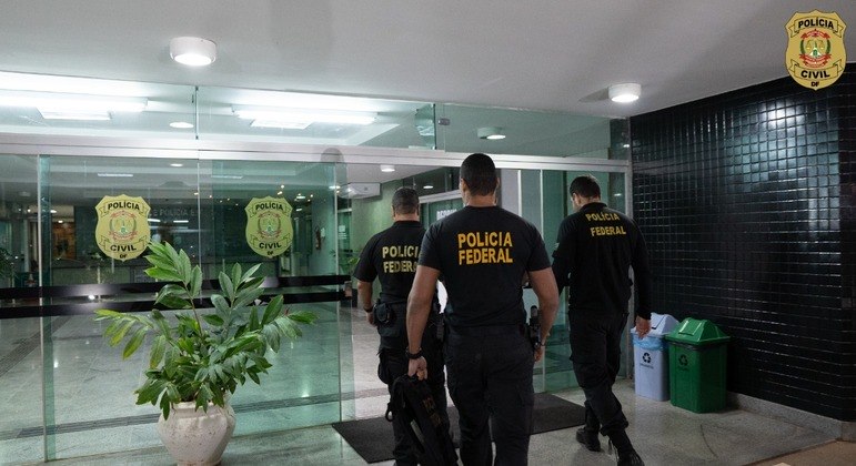 Policiais civis durante operação que coíbe fraudes bancárias