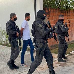 Youtuber Klebim é levado por policiais civis para a viatura