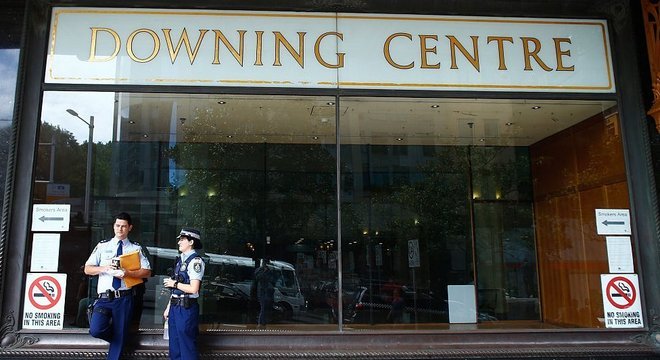 Policiais conversam em frente à corte de Downing Centre, em Sydney, em 19 de fevereiro de 2015