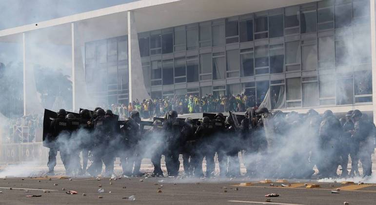 Policiais do Choque usam bombas de efeito moral para dispersar manifestantes na praa dos Trs Poderes