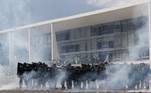 Policiais do Choque usam bombas de efeito moral para dispersar apoiadores do ex-presidente Jair Bolsonaro da Praça dos Três Poderes