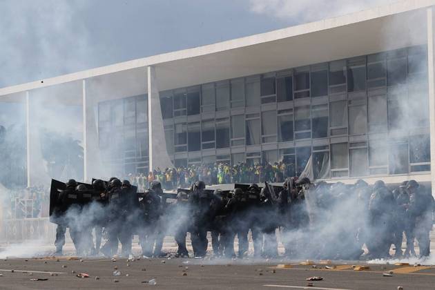 Policiais do Choque usam bombas de efeito moral para dispersar apoiadores do ex-presidente Jair Bolsonaro da Praça dos Três Poderes