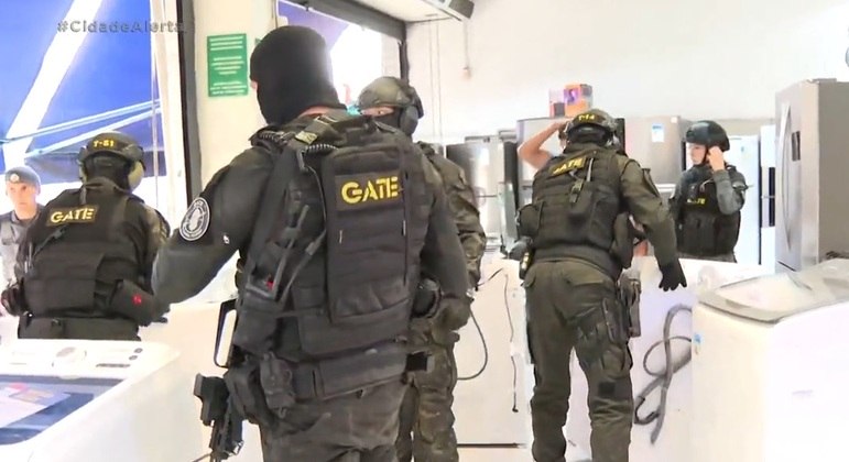 Policiais do Gate em loja das Casas Bahia em Taboão da Serra